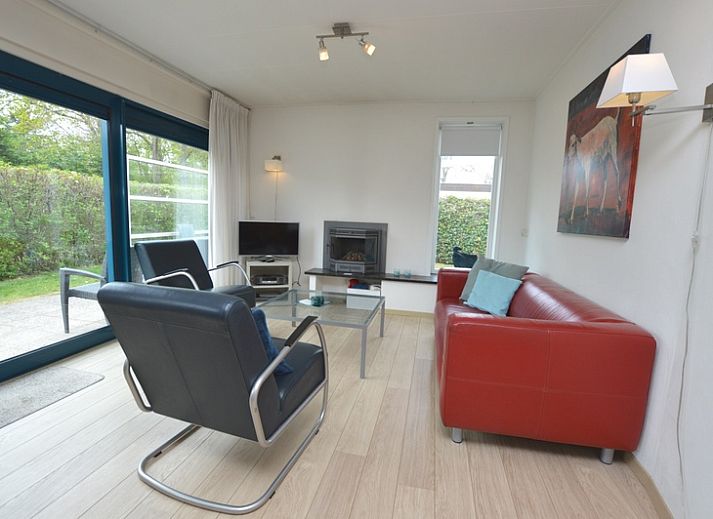 Geniessen Sie die sonnige Terrasse des Ferienhauses de Parel 192 in De Dennen, Texel, wo Sie sich in der Natur entspannen koennen.