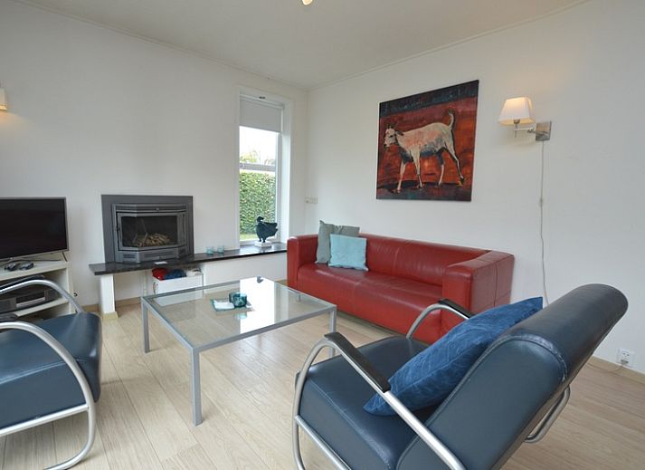 Geniessen Sie die sonnige Terrasse des Ferienhauses de Parel 192 in De Dennen, Texel, wo Sie sich in der Natur entspannen koennen.