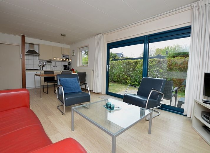 Geniessen Sie die sonnige Terrasse des Ferienhauses de Parel 192 in De Dennen, Texel, wo Sie sich in der Natur entspannen koennen.