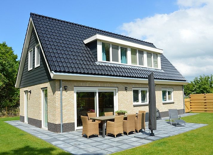 Ferienhaus de Parel 152 in De Dennen, Texel mit grosser Terrasse und moderner Architektur.