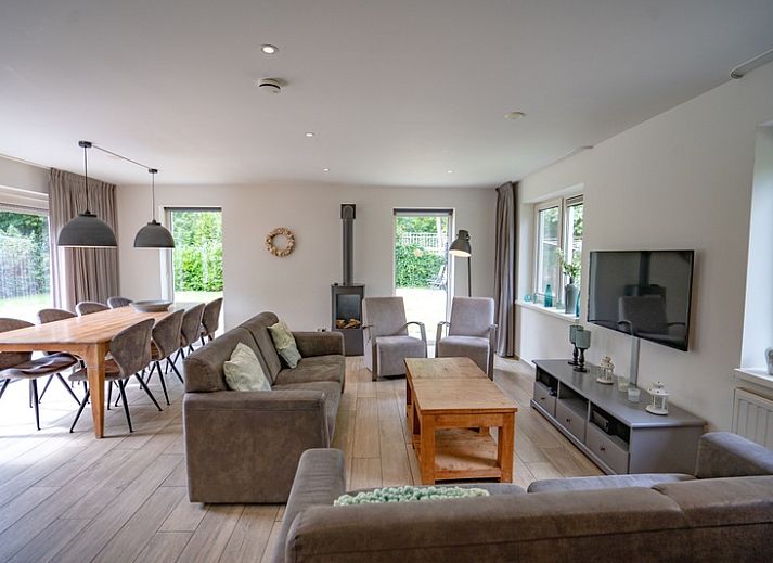 Ferienhaus de Parel 152 in De Dennen, Texel mit grosser Terrasse und moderner Architektur.