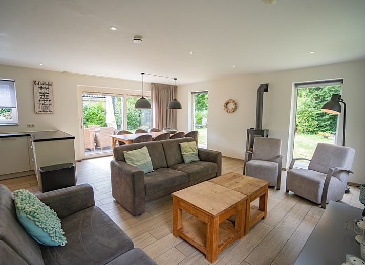 Ferienhaus de Parel 152 in De Dennen, Texel mit grosser Terrasse und moderner Architektur.