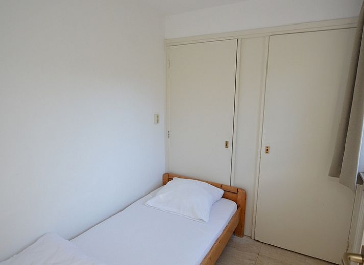 Geraeumiges Interieur des Ferienhauses de Parel 198 in De Dennen, Texel, mit moderner Einrichtung und Gartenblick.