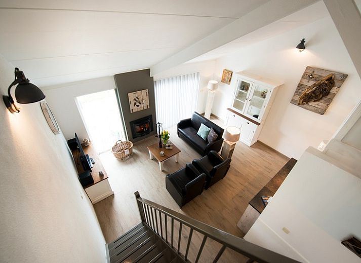 Aussenansicht des Ferienhauses Gortersmient 304, De Dennen, Texel mit schoener Terrasse und gruener Umgebung.