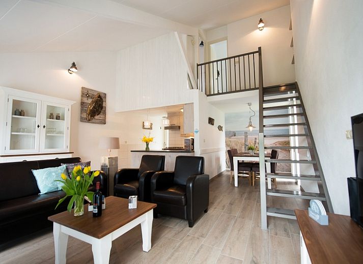 Sonnige Terrasse des Ferienhauses Gortersmient 304, De Dennen, Texel mit gemuetlicher Sitzecke.