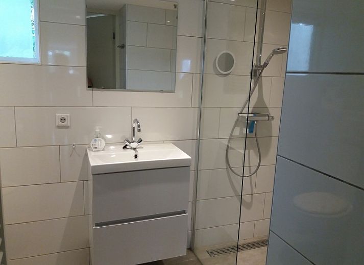 Gemuetliches Wohnzimmer in 't Bollenveld - Iris, Ferienhaus in De Dennen, Texel, mit komfortabler Sitzecke und moderner Einrichtung.