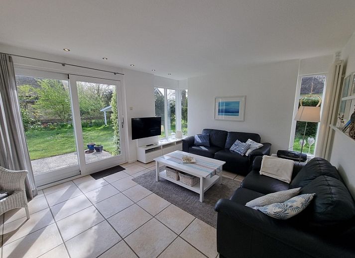 Terrasse des Ferienhauses 'Jubefe' im Bungalowpark 't Hoogelandt, De Dennen, Texel, umgeben von Natur.