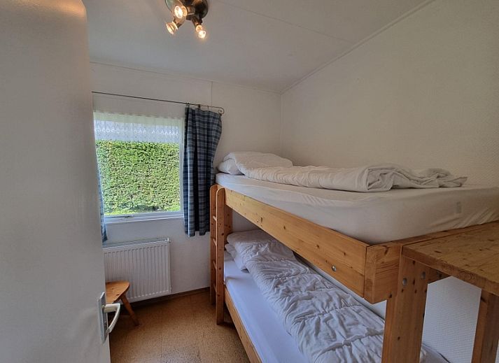 Terrasse des Ferienhauses 'Jubefe' im Bungalowpark 't Hoogelandt, De Dennen, Texel, umgeben von Natur.