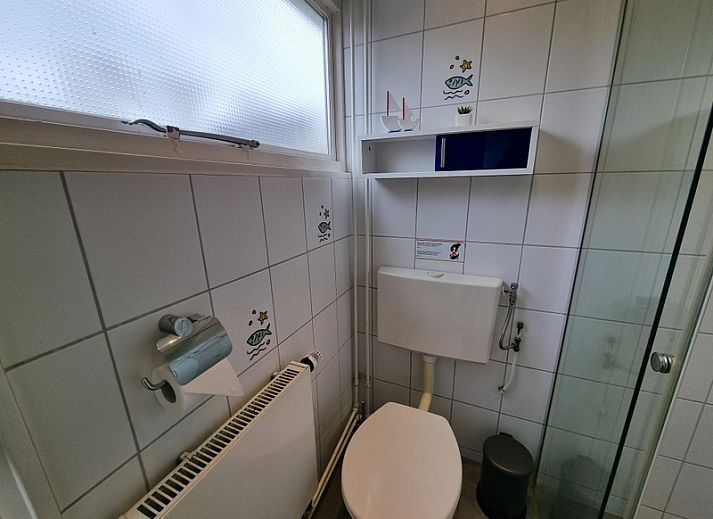 Blick auf den gruenen Rasen im Bungalowpark 't Hoogelandt - Ferienhaus 'Jubefe', Texel, Watteninseln.