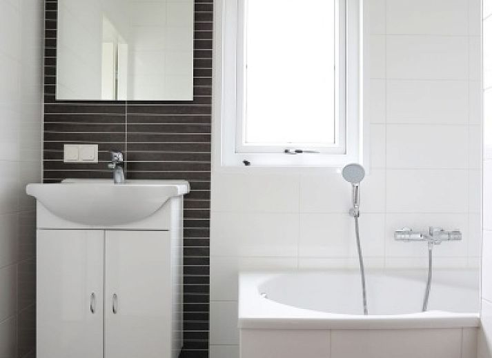 Villetta Sauna vakantiehuis met houten terras in De Dennen, Texel, Waddeneilanden omgeven door natuur.