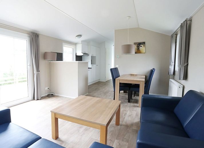 Lichte woonkamer van Villetta Sauna in De Dennen, Texel met comfortabele zitruimte en uitzicht op de tuin.