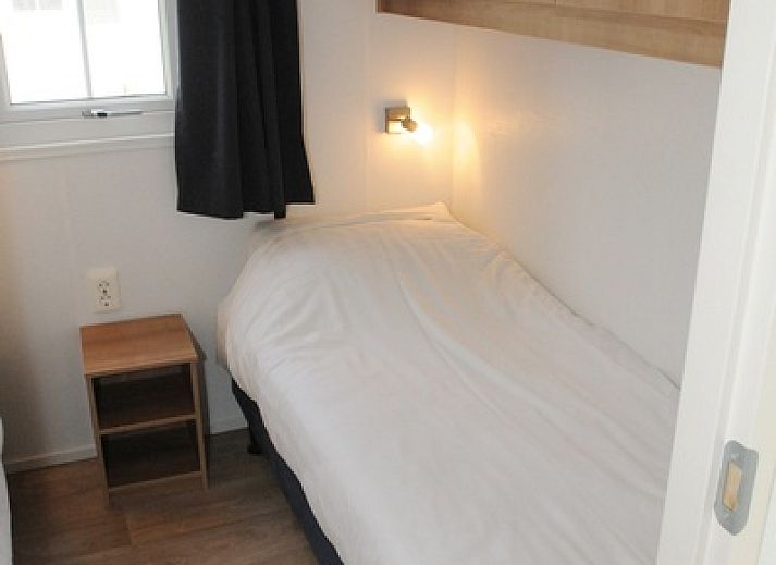 Lichte woonkamer van Villetta Sauna in De Dennen, Texel met comfortabele zitruimte en uitzicht op de tuin.