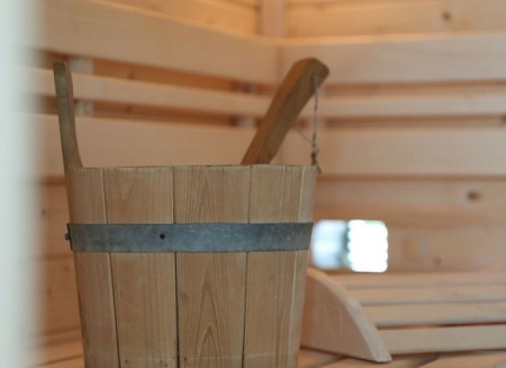 Lichte woonkamer van Villetta Sauna in De Dennen, Texel met comfortabele zitruimte en uitzicht op de tuin.