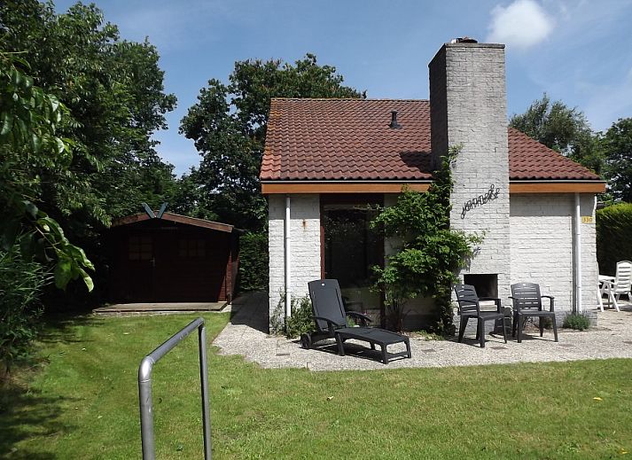 Vakantiehuis Gortersmient 330 in De Dennen, Texel met zonnig terras en groene omgeving.