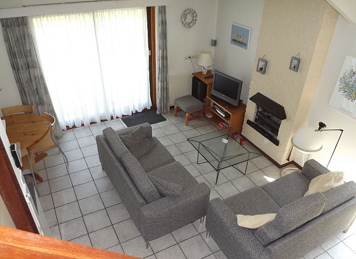 Vakantiehuis Gortersmient 330 in De Dennen, Texel met zonnig terras en groene omgeving.