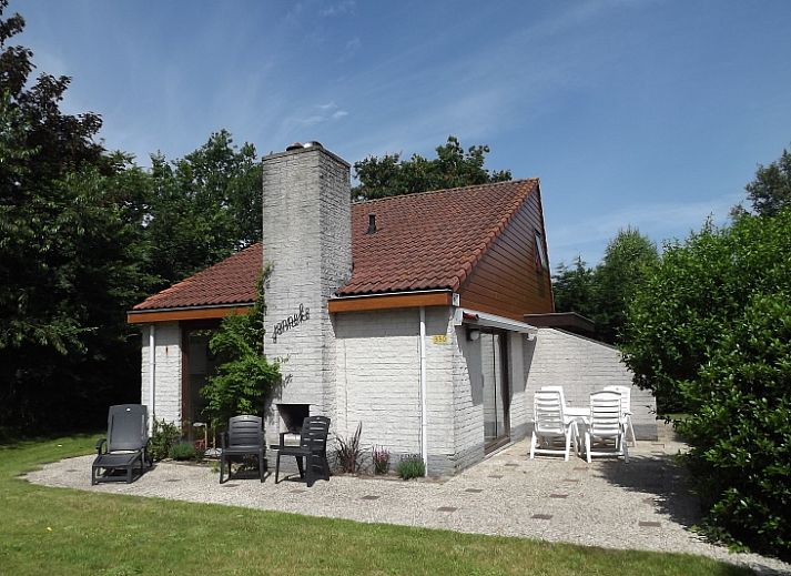 Vakantiehuis Gortersmient 330 in De Dennen, Texel met zonnig terras en groene omgeving.