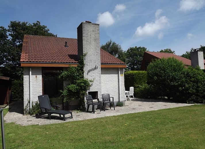 Vakantiehuis Gortersmient 330 in De Dennen, Texel met zonnig terras en groene omgeving.