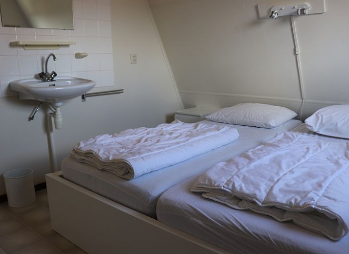 Gezellige woonkamer van Vakantiehuis Gortersmient 330 in De Dennen, Texel met comfortabele banken.