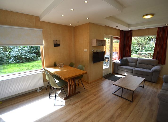 Veranda van Vakantiehuis De Nagtegaal 19 in De Dennen Texel met houten gevel en tuinmeubilair.