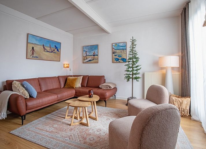 Bungalowpark 't Luwe Land - 7B - De Wijnhof in De Dennen, Texel, met groene tuin en helderblauwe lucht.