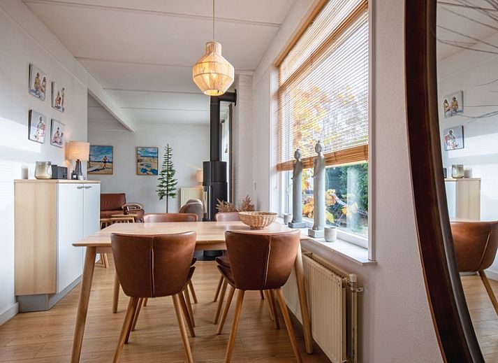 Bungalowpark 't Luwe Land - 7B - De Wijnhof in De Dennen, Texel, met groene tuin en helderblauwe lucht.