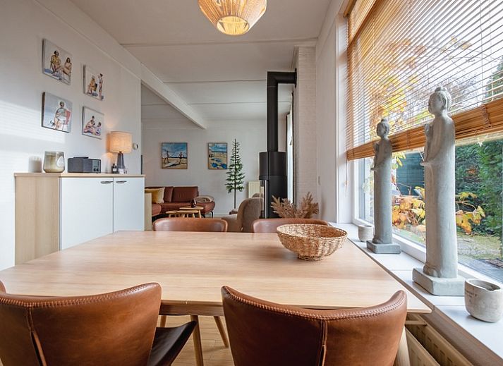 Bungalowpark 't Luwe Land - 7B - De Wijnhof in De Dennen, Texel, met groene tuin en helderblauwe lucht.