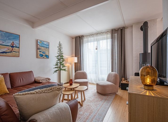 Gezellig terras bij Bungalowpark 't Luwe Land - 7B - De Wijnhof, De Dennen, Texel, omgeven door groene heggen.