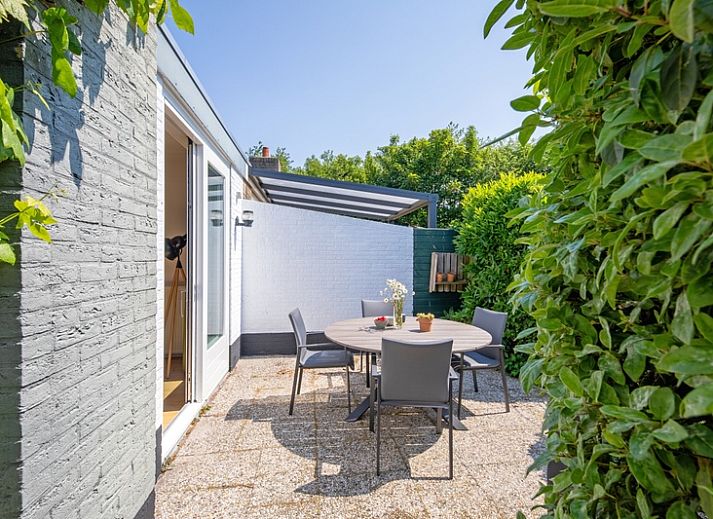 Zonnig terras bij Bungalowpark 't Luwe Land - 7B - De Wijnhof in De Dennen, Texel, met moderne buitenmeubels.