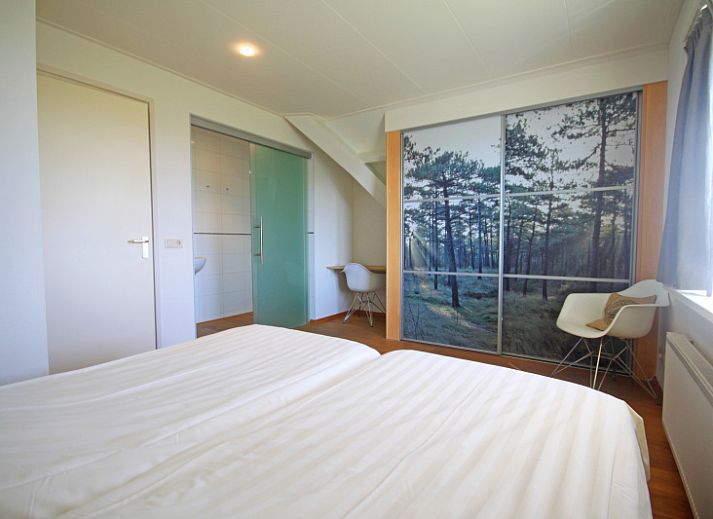 Geraeumiges Interieur des Appartements Bos en Duin 40, De Dennen, Texel mit moderner Einrichtung und viel natuerlichem Licht.