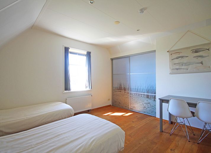 Geraeumiges Interieur des Appartements Bos en Duin 40, De Dennen, Texel mit moderner Einrichtung und viel natuerlichem Licht.