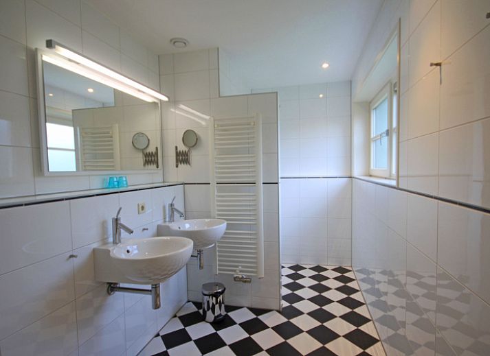 Geraeumiges Interieur des Appartements Bos en Duin 40, De Dennen, Texel mit moderner Einrichtung und viel natuerlichem Licht.