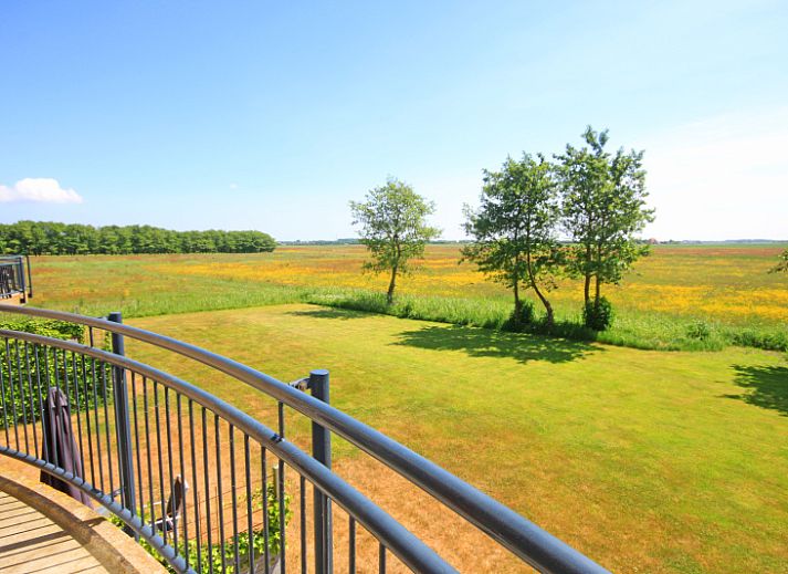 Stilvolle Sitzecke im Apartment Bos en Duin 40, De Dennen, Texel mit Holzboden und einladender Atmosphaere.