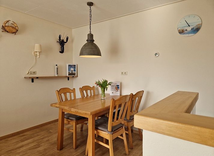 Gemuetliches Wohnzimmer mit Blick auf den Garten im Bungalowpark Uterste Coogh, Bungalow 116 in De Dennen, Texel.