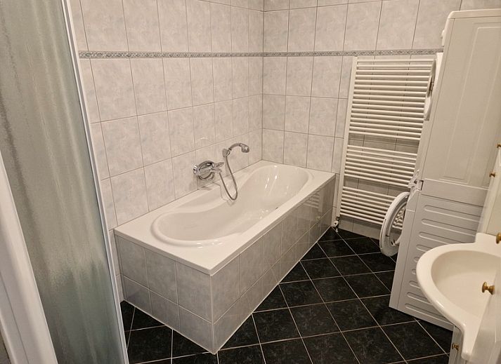 Gemuetliches Wohnzimmer mit Blick auf den Garten im Bungalowpark Uterste Coogh, Bungalow 116 in De Dennen, Texel.