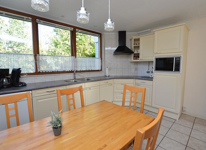 Gezellige woonkamer in Vakantiehuis de Parel 222, De Dennen, Texel met comfortabele zithoek.