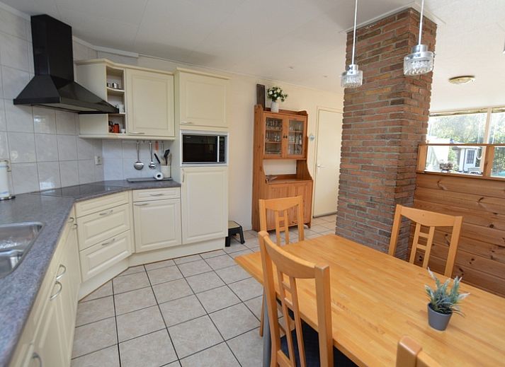 Gezellige woonkamer in Vakantiehuis de Parel 222, De Dennen, Texel met comfortabele zithoek.