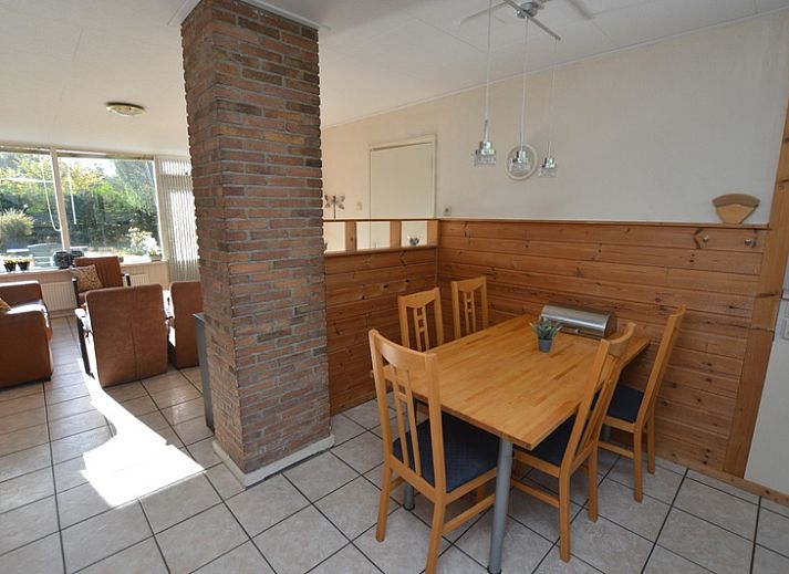 Gezellige woonkamer in Vakantiehuis de Parel 222, De Dennen, Texel met comfortabele zithoek.