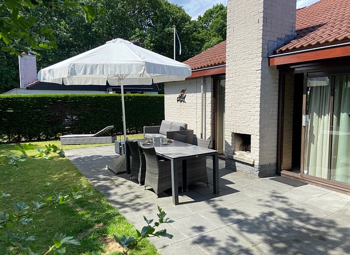 Moderne keuken in Vakantiehuis Gortersmient 356, De Dennen Texel, met houten kasten en roestvrijstalen apparatuur.