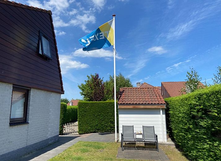 Moderne keuken in Vakantiehuis Gortersmient 356, De Dennen Texel, met houten kasten en roestvrijstalen apparatuur.
