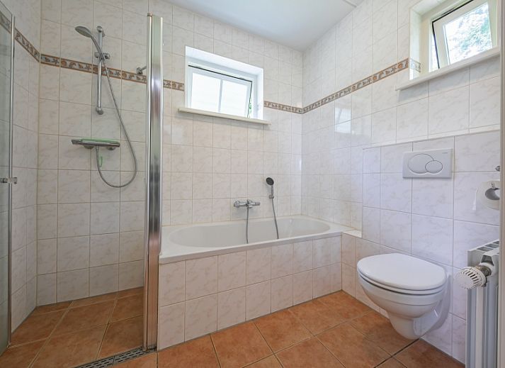 Gemuetliches Wohnzimmer von 't Mienthuis - De Jonker in De Dennen, Texel mit Blick auf gruene Felder.