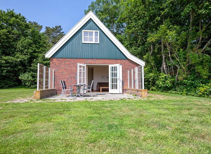 Gemuetliches Wohnzimmer von 't Mienthuis - De Jonker in De Dennen, Texel mit Blick auf gruene Felder.