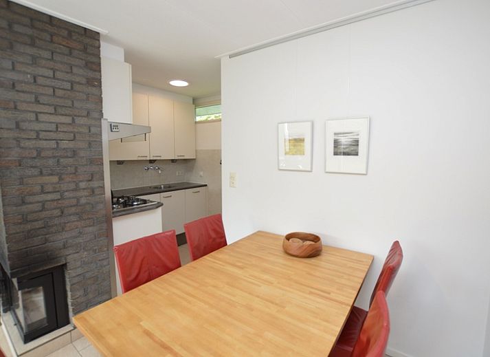 Gezellige woonkamer met open haard in Tempelierweg 24, De Dennen, Texel vakantiehuis.