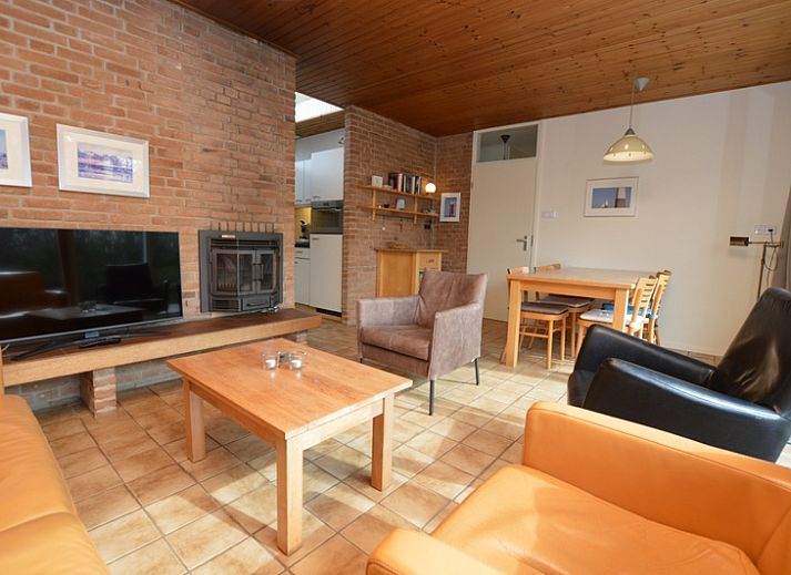 Ferienhaus de Parel 204 in De Dennen, Texel mit grosser Veranda und gruener Umgebung.