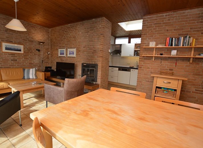 Gemuetliches Wohnzimmer im Ferienhaus de Parel 204, De Dennen, Texel mit bequemen Sitzgelegenheiten.