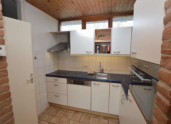 Gemuetliches Wohnzimmer im Ferienhaus de Parel 204, De Dennen, Texel mit bequemen Sitzgelegenheiten.