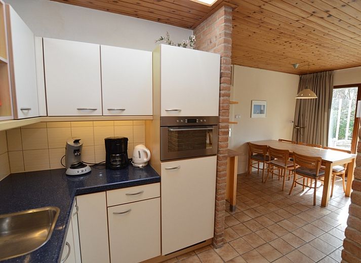 Gemuetliches Wohnzimmer im Ferienhaus de Parel 204, De Dennen, Texel mit bequemen Sitzgelegenheiten.