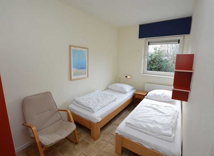 Gemuetliches Wohnzimmer im Ferienhaus de Parel 204, De Dennen, Texel mit bequemen Sitzgelegenheiten.