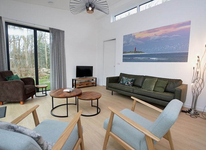 Bungalow Uterste Coogh 132 in De Dennen, Texel biedt een moderne buitenkant omringd door natuur.