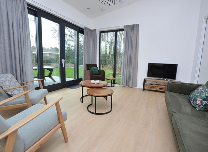 Bungalow Uterste Coogh 132 in De Dennen, Texel biedt een moderne buitenkant omringd door natuur.