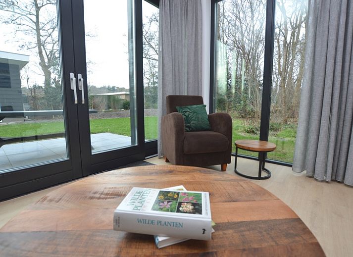 Bungalow Uterste Coogh 132 in De Dennen, Texel biedt een moderne buitenkant omringd door natuur.